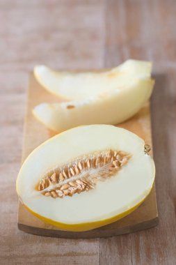 ahşap masa üzerinde ahşap tahta üzerinde ham çiğ kavun