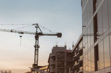 İnşaat Vinç bina yeni bina açık. Kentsel hikaye