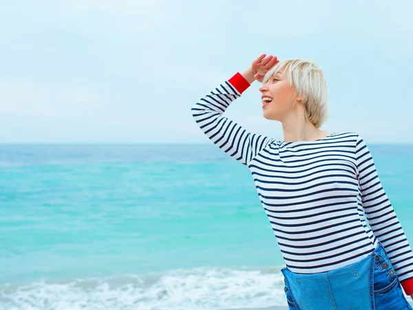 Belle Jeune Femme Caucasienne Blonde Vacances Chemisier Rayé Baskets Denim — Photo