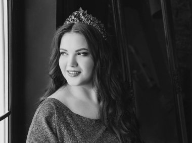 uzun mor kraliçe elbise ve taç güzel genç güzel sevimli kadın prenses (kraliçe) monokrom (siyah ve beyaz) portresi, uzun saçlı ve minimalist iç kapalı makyaj