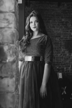 uzun mor kraliçe elbise ve taç güzel genç güzel sevimli kadın prenses (kraliçe) monokrom (siyah ve beyaz) portresi, uzun saçlı ve minimalist iç kapalı makyaj