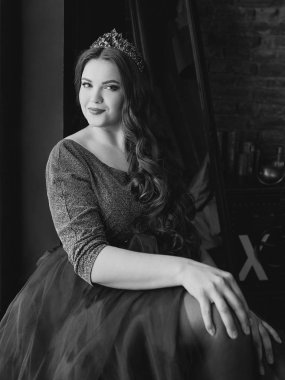 uzun mor kraliçe elbise ve taç güzel genç güzel sevimli kadın prenses (kraliçe) monokrom (siyah ve beyaz) portresi, uzun saçlı ve minimalist iç kapalı makyaj