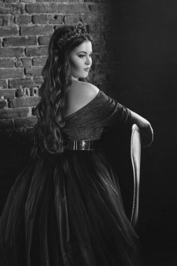 uzun mor kraliçe elbise ve taç güzel genç güzel sevimli kadın prenses (kraliçe) monokrom (siyah ve beyaz) portresi, uzun saçlı ve minimalist iç kapalı makyaj