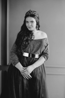 uzun mor kraliçe elbise ve taç güzel genç güzel sevimli kadın prenses (kraliçe) monokrom (siyah ve beyaz) portresi, uzun saçlı ve minimalist iç kapalı makyaj