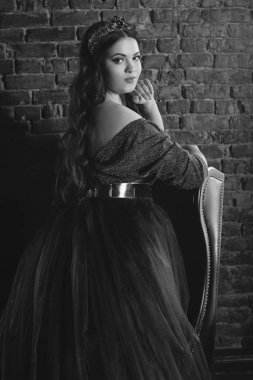 uzun mor kraliçe elbise ve taç güzel genç güzel sevimli kadın prenses (kraliçe) monokrom (siyah ve beyaz) portresi, uzun saçlı ve minimalist iç kapalı makyaj