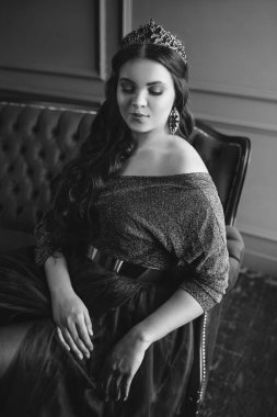 uzun mor kraliçe elbise ve taç güzel genç güzel sevimli kadın prenses (kraliçe) monokrom (siyah ve beyaz) portresi, uzun saçlı ve minimalist iç kapalı makyaj