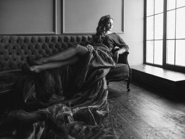 uzun saç ve minimalist iç kapalı makyaj uzun mor kraliçenin elbise ve taç, güzel genç güzel sevimli kadın Prenses (Kraliçe) portre