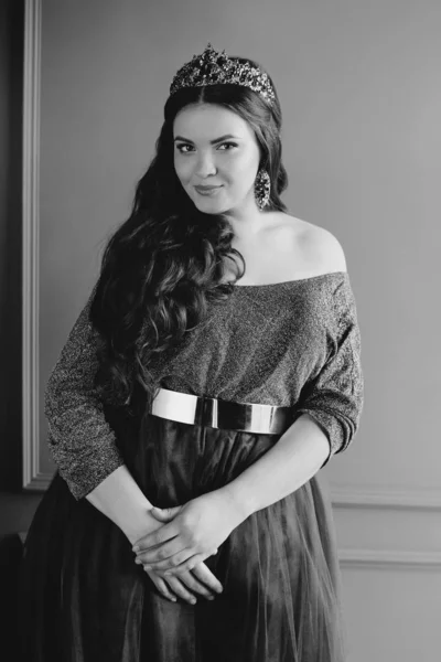 Uzun Mor Kraliçe Elbise Taç Güzel Genç Güzel Sevimli Kadın — Stok fotoğraf
