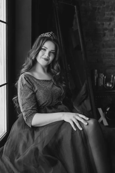 보라색 여왕의 드레스와 크라운에 아름다운 귀여운 초상화 머리와 미니멀 인테리어실내 — 스톡 사진