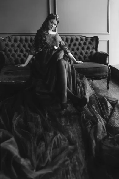Uzun Saç Minimalist Kapalı Makyaj Uzun Mor Kraliçenin Elbise Taç — Stok fotoğraf