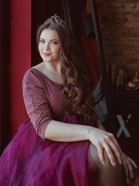 uzun saç ve minimalist iç kapalı makyaj uzun mor kraliçenin elbise ve taç, güzel genç güzel sevimli kadın Prenses (Kraliçe) portre