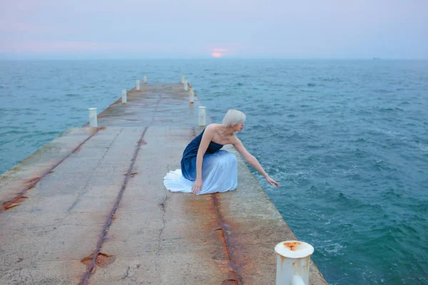 Caucasian Beautiful Stylish Blonde Woman Blue White Sitting Sea Sunset — Stock Photo, Image