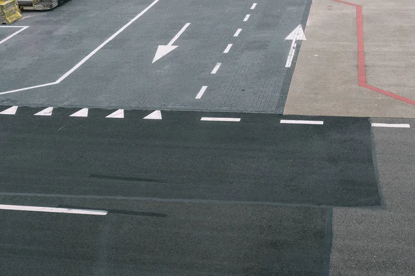havaalanında asfalt üzerinde hareket yönü işaretleri (oklar)