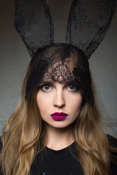 Porträtt Vackra Snygga Fashionabla Sad Kvinna Bunny Spetsar Öron — Stockfoto