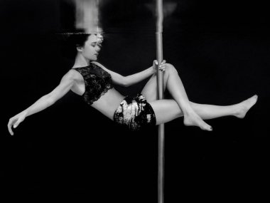 siyah arka plan üzerinde yüzme havuzunda kutup sualtı ile genç, fit, ince kadın monokrom portre