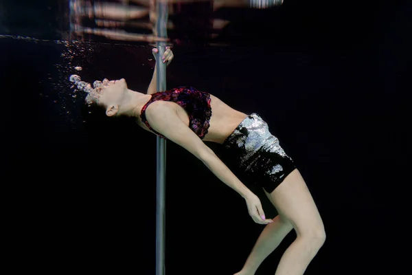 Jovem Forma Mulher Magra Com Pólo Subaquático Piscina Fundo Preto — Fotografia de Stock