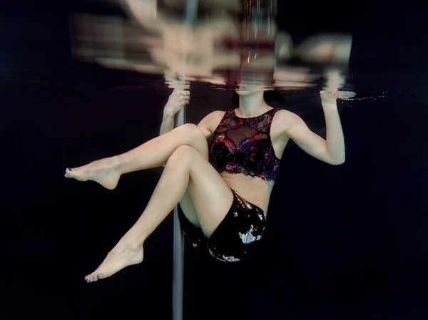 Joven Forma Mujer Delgada Con Poste Bajo Agua Piscina Sobre — Foto de Stock