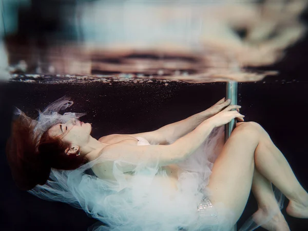 Junge Fitte Schlanke Frau Weißen Kleid Mit Stange Unter Wasser — Stockfoto
