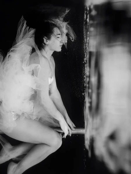 黒い背景にスイミングプールの水中ポールを持つ白いドレスを着た若い フィット スリムな女性のモノクロの肖像画 — ストック写真