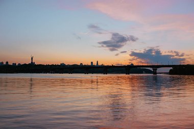 Kiev Dinyeper nehri üzerinde gün batımı, Ukrayna