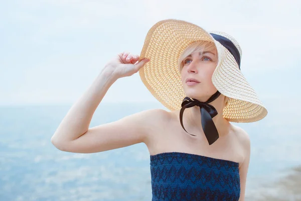 Καυκάσιος Όμορφη Κομψή Ξανθιά Γυναίκα Μπλε Φόρεμα Και Ψάθινο Καπέλο — Φωτογραφία Αρχείου
