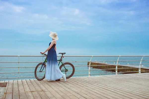 Belle Dame Chapeau Paille Robe Longue Avec Vélo Par Belle — Photo