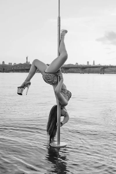 Retrato Monocromático Bela Mulher Ruiva Atlética Com Cabelos Longos Poste — Fotografia de Stock