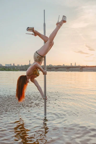 Slim Fit Athletic Beautiful Redhead Woman Long Hair Pole River — Stock Photo, Image
