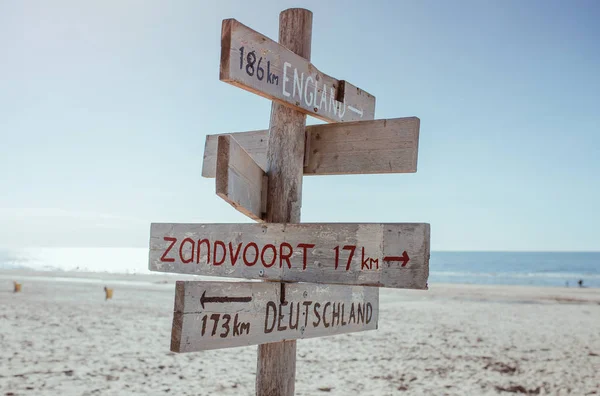 Tablero Información Madera Con Distancia Inglaterra Alemania Zandvoort Playa Junto — Foto de Stock