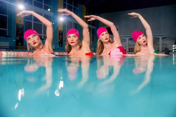 Quatre Belles Jeunes Filles Minces Élégantes Maillots Bain Colorés Chapeaux — Photo