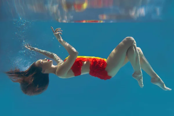 Невероятный Сюрреальный Невероятный Удивительный Подводный Портрет Стройной Стройной Женщины Ярко — стоковое фото