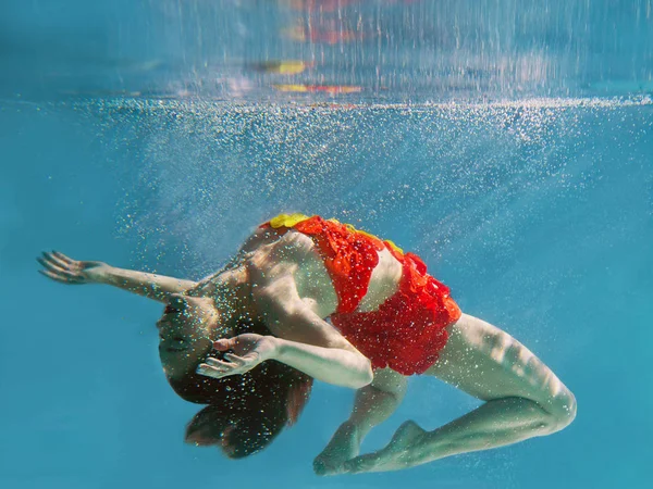令人难以置信的 超现实的 令人难以置信的 惊人的水下肖像苗条 适合的女人在明亮的橙色泳衣 — 图库照片