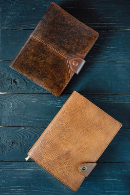 koyu ahşap arka planda iki deri el yapımı notebooklar (Organizatör)