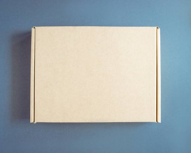 gri arka planda karton kutu fotoğrafı 