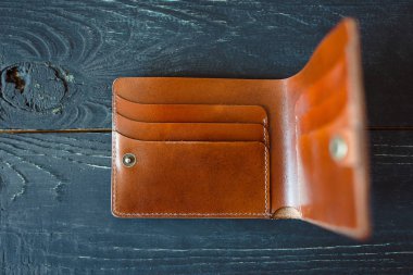 gri ahşap arka plan üzerinde deri el yapımı zanaat vintage cüzdan