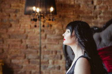  şık çatı iç siyah iç çamaşırı uzun saçlı muhteşem şaşırtıcı şık esmer (yüz profili) portresi