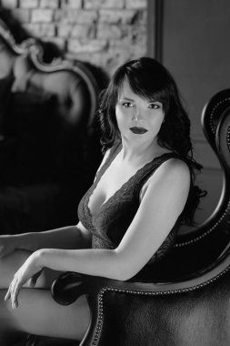 şık çatı iç siyah iç çamaşırı uzun saçlı muhteşem şaşırtıcı şık esmer monokrom (siyah beyaz) portre