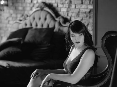 şık çatı iç siyah iç çamaşırı uzun saçlı muhteşem şaşırtıcı şık esmer monokrom (siyah beyaz) portre