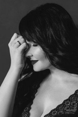 şık çatı iç siyah iç çamaşırı uzun saçlı muhteşem şaşırtıcı şık esmer monokrom (siyah beyaz) portre