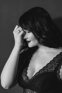 şık çatı iç siyah iç çamaşırı uzun saçlı muhteşem şaşırtıcı şık esmer monokrom (siyah beyaz) portre