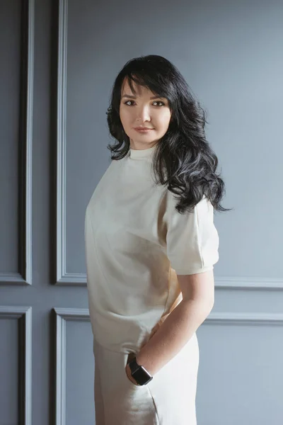 Portrait Stylish Beautiful Brunette Woman Long Hair Casual White Sweater — Stok fotoğraf