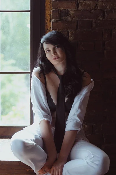 美丽的黑发女人的肖像 黑色胸罩长头发 白色衬衫和白色钢笔领带 — 图库照片
