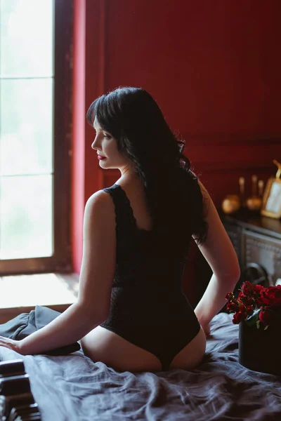 Geweldige Stijlvolle Brunette Met Lang Haar Rode Lippen Zwarte Lingerie — Stockfoto