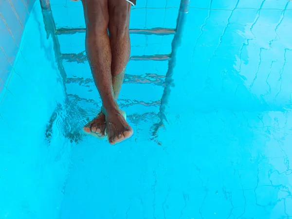 大人のアフリカ系アメリカ人男性の足は スイミングプールで水中 — ストック写真