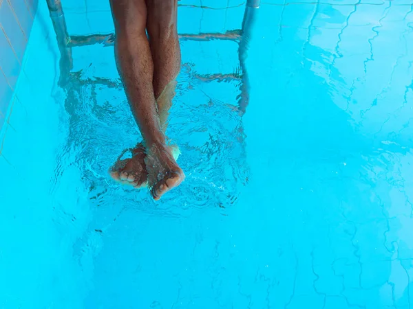 Dorosłych African American Nogi Człowieka Pod Wodą Basenie — Zdjęcie stockowe