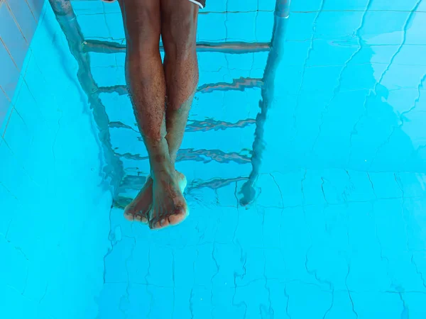 Vuxen Afro American Man Legs Vattnet Poolen — Stockfoto