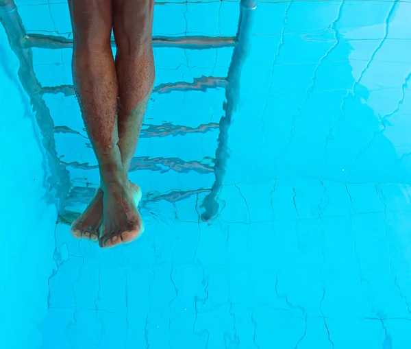 Adulto Afro Americano Pernas Homem Subaquático Piscina Verão Conceito Férias — Fotografia de Stock