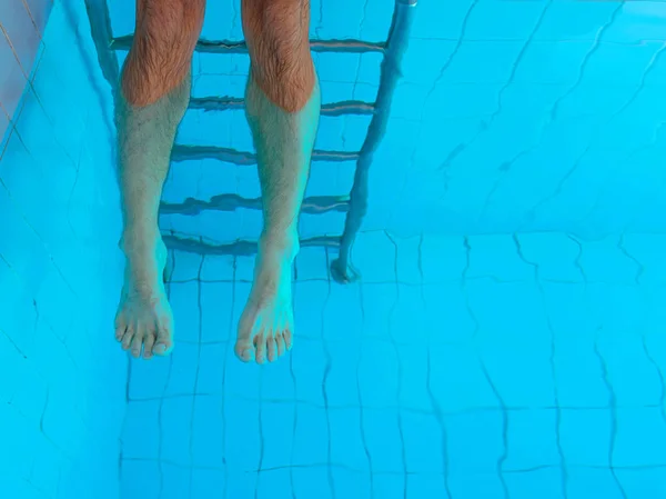 Adulto Cuacasian Homem Pernas Debaixo Água Piscina Verão Conceito Férias — Fotografia de Stock