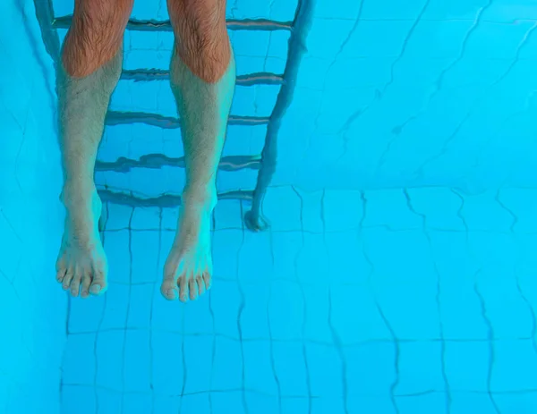 Adulto Cuacasian Homem Pernas Debaixo Água Piscina Verão Conceito Férias — Fotografia de Stock