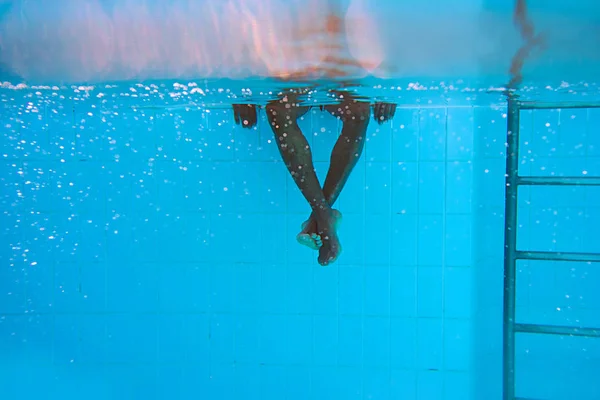 Adulto Afro Americano Pernas Homem Subaquático Piscina — Fotografia de Stock